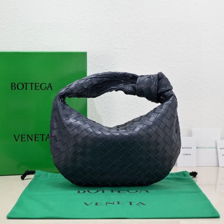Batch 1460 BV Bottega Veneta 2022 Early Spring New Ladies Medium JODIE Handbag BV Bag 🔥The new method is to round the corners on the original basis and knot the round hobo bag with classic woven leather. The most iconic triangular pull-out design, using sheepskin draped soft shape, is super suitable for concave shapes~ Jodie feels really gentle to people, and is definitely the best item for daily matching. It has the same weave, new elements and twists, and is versatile. It is the new favorite of street style Internet celebrities! Size: 36*21*13 Model: 6697